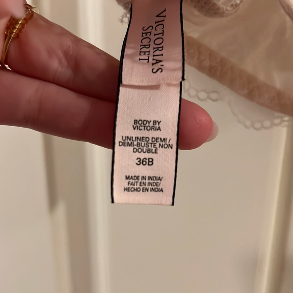 Victorias Secrets Body by Victoria Unlined demi 36B tan and white - Picture 4 of 4